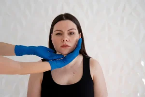 מתיחת צוואר או שאיבת שומן בסנטר